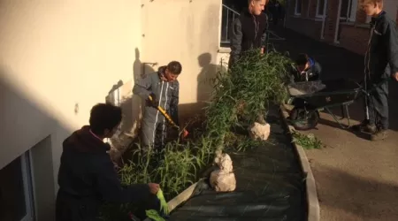 Les élèves de Seconde, Première et Terminale pro. en TP...