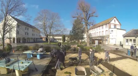Pose de gazon de placage par les élèves de 1ère pro AP