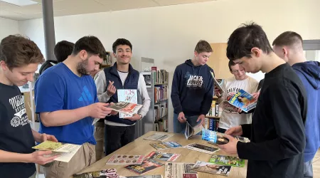 Séance presse et IA au CDI avec les élèves de 1ère pro.