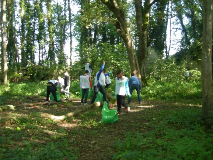 Les élèves de 3ème participent à l'opération "Nettoyons la nature"