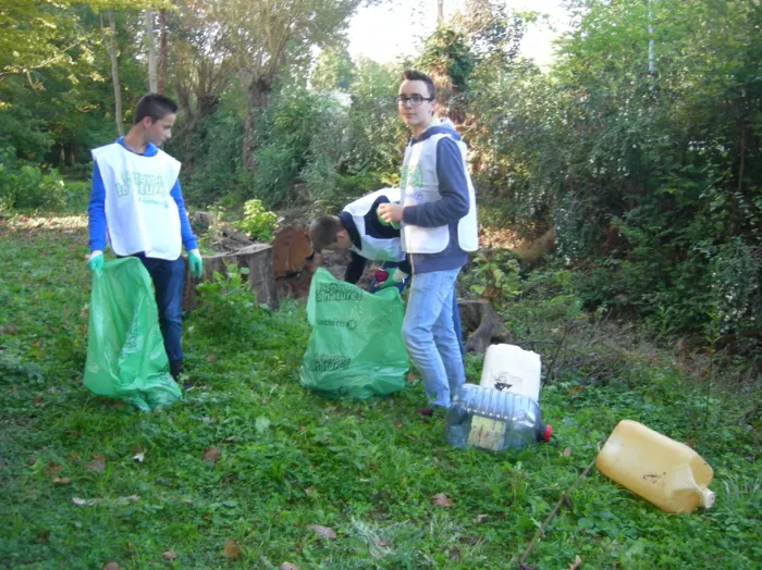 Les élèves de 3ème participent à l'opération "Nettoyons la nature"