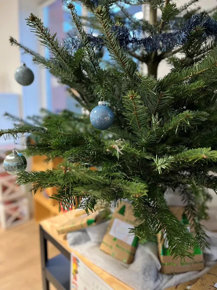 Installation et décoration des sapins par les collégiens