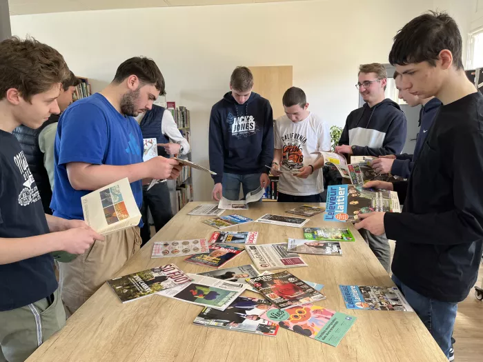 Séance presse et IA au CDI avec les élèves de 1ère pro.